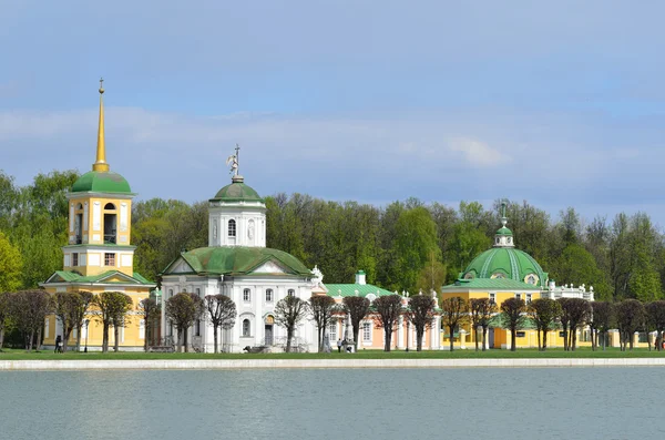 Moskva, kuskovo, kyrkan Allbarmhärtige frälsare (född n.benois) — Stockfoto