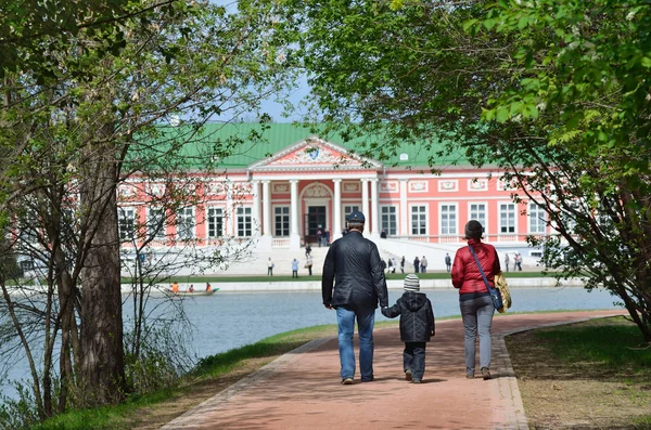 Moskva, kuskovo, herrgården i greve Sjeremetev, familjen promenader i parken — Stockfoto