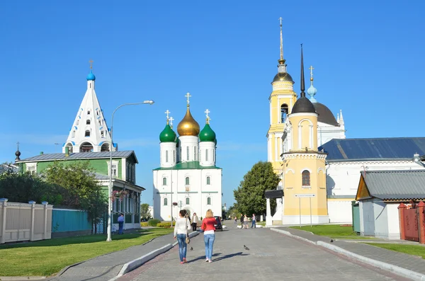 Kolomna, Russia, June, 29, 2014. People walking in histiric center of Kolomna — Stock Photo, Image