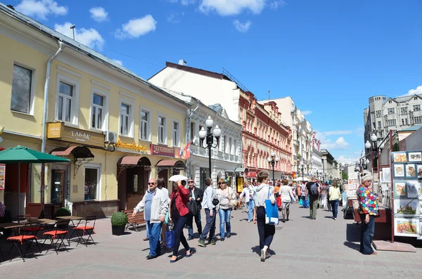 Moskova, Pussia, 12 Haziran 2014 eski Arbat yaz aylarında sokak üzerinde yürüyen insanlar — Stok fotoğraf