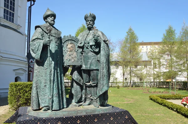 Monumento "cuatrocientos años desde la elección hasta el reinado de la dinastía Romanov" en el monasterio Novospassky en Moscú — Foto de Stock