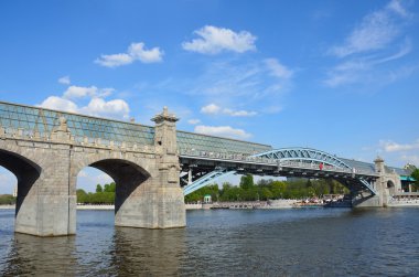 Pushkinsky (Andreevsky) yaya köprüsü Moskova Nehri