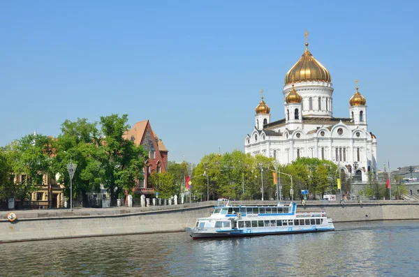 Moscow, Russia, May,01,2014, Russian scene: River trips on the boat on the Moscow river, a view to the Cathedral of Christ the Saviour — Stock Photo, Image