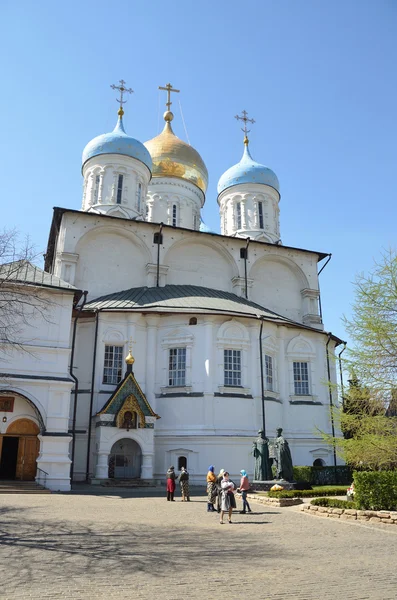 2014年4月26日 俄罗斯莫斯科 莫斯科诺沃斯帕斯基修道院斯帕索 普雷奥布拉任斯基大教堂附近散步的人们 — 图库照片