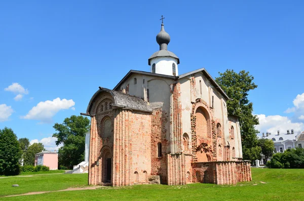 Novgorod, Iglesia de Paraskeva Pyatnitsa en el mercado en la corte de Yaroslav — Foto de Stock