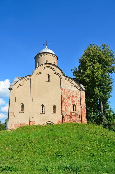 La Iglesia de Pedro y Pablo en Eslavenia en Novgorod — Foto de Stock