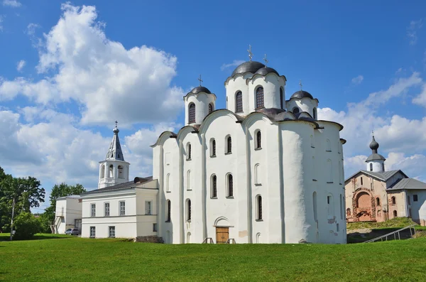 Novgorod, cour Yaroslav, cathédrale Nicholj-Dvorischensky, anneau d'or de la Russie — Photo