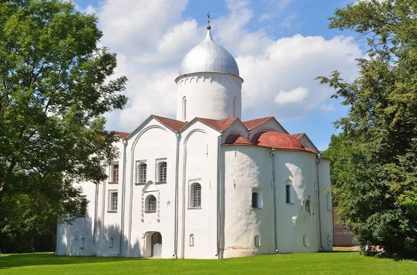 La Iglesia de Ioann Predtecha en Opoki (1127) en la corte de Yaroslav en Novgorod —  Fotos de Stock