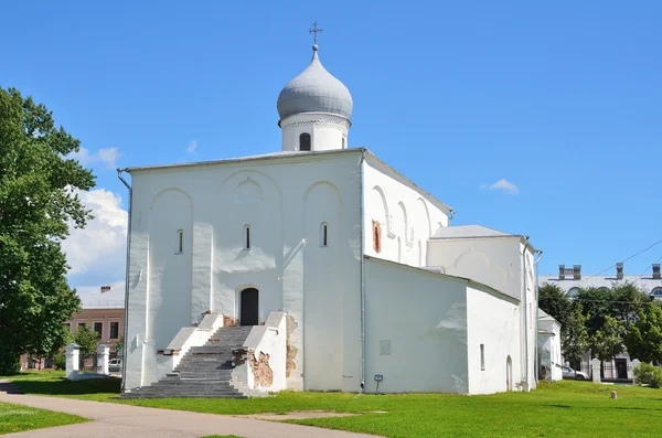 De kerk van de veronderstelling op de onderhandelingen (1135 jaar) op de Yaroslav Hof in Novgorod — Stockfoto