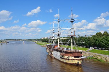 Novgorod, Rusya, 06 Temmuz 2014. Rus sahne: Volkhov nehri üzerinde Yüzen restoran Fırkateyn, Büyük Novgorod