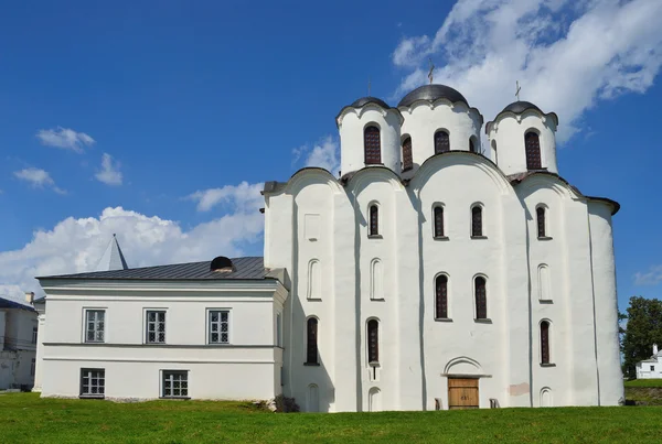 Novgorod, corte Jaroslav, cattedrale Nicholj-Dvorischensky, Anello d'oro della Russia — Foto Stock