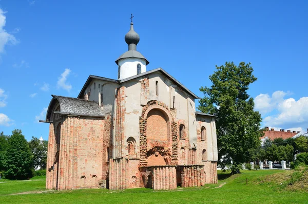 Novgorod, Igreja de Paraskeva Pyatnitsa no mercado na corte de Yaroslav — Fotografia de Stock