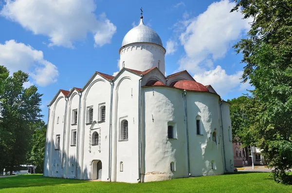 La Iglesia de Ioann Predtecha en Opoki (1127) en la corte de Yaroslav en Novgorod —  Fotos de Stock