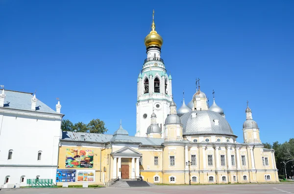Vologda, Rússia, 13 de julho de 2014. Ninguém, praça Kremlevskaya em Vologda, Voskresensky e catedrais Sofiysky — Fotografia de Stock