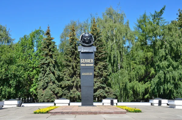 Vologda, Rússia, 13 de julho de 2014. Ninguém, monumento ao herói da União Soviética, piloto-cosmonauta Pavel Belyaev em Vologda — Fotografia de Stock