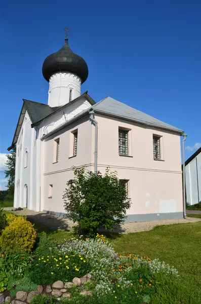 Novgorod, russland, 07. Juli 2014. russische szene: niemand, die Kirche der Gerechten im zwerin-pokrovsky kloster — Stockfoto