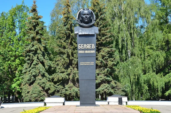 Vologda, Rusia, 13 de julio de 2014. Nadie, monumento al héroe de la Unión Soviética, piloto-cosmonauta Pavel Belyaev en Vologda — Foto de Stock