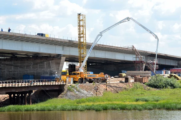 Novgorod, Rusland, juli, 06, 2014. Russische scène: bouw van een nieuwe brug over de Volkhov — Stockfoto