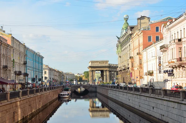 St. Petersburg, Russia, July, 20, 2014. People walking on embankment of Griboyedov channel in St. Petersburg — Stock Photo, Image