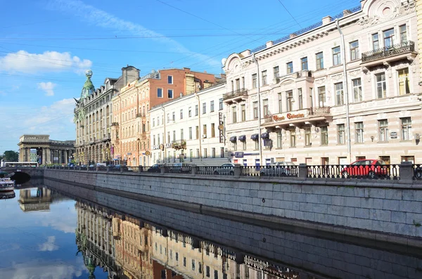 2014 年 7 月 20 日，俄罗斯圣彼得堡。在 Griboyedov 通道在圣彼得堡的路堤上行走的人 — 图库照片