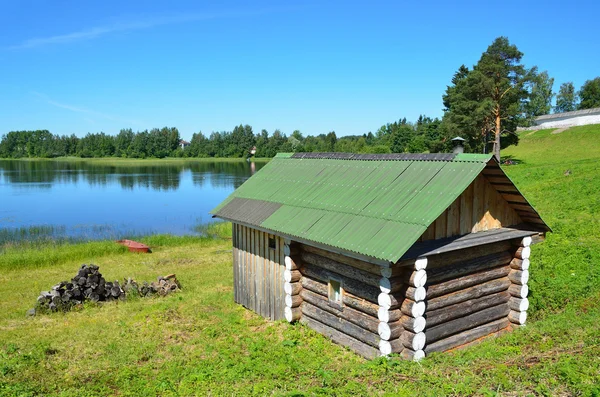 Ferapontovo, región de Vologda, Rusia, 12 de julio de 2014. Nadie sauna de madera en la orilla del lago Ferapontovskoye — Foto de Stock