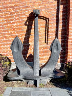 KALININGRAD, RUSSIA 27 Eylül 2021: Dünya Okyanusu Müzesi 'nin bölgesindeki serginin sunucusu. Kalininingrad, Rusya