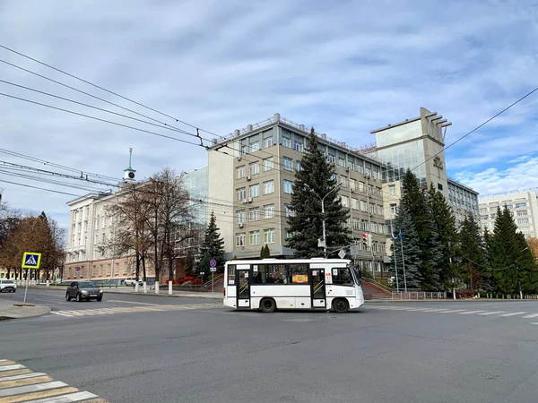 ウファ バシコルトスタン共和国 ロシア 2021年10月17日 ウファのプーシキン通りとチュルパ通りの交差点にある白いバス バシコルトスタン共和国 — ストック写真