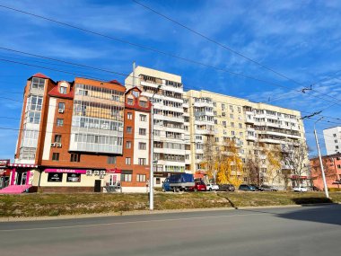 Ufa, Bashkortostan Cumhuriyeti, Rusya, 17 Ekim 2021: Stepan Kuvykin Caddesi, Ufa, sonbaharda. Bashkortostan Cumhuriyeti