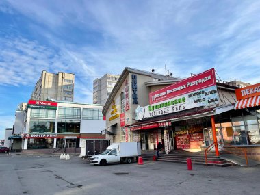 Ufa, Bashkortostan Cumhuriyeti, Rusya, 17 Ekim 2021: Ufa 'daki alışveriş merkezleri. Bashkortostan Cumhuriyeti