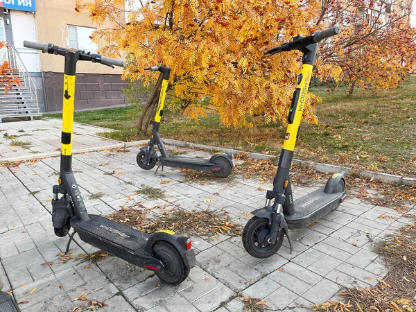 Ufa, Bashkortostan Cumhuriyeti, Rusya, 17 Ekim 2021: Sonbaharda Ufa 'daki Stepan Kuvykin Caddesi' ne elektrikli scooterların park edilmesi. Bashkortostan Cumhuriyeti