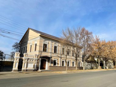 Ufa, Bashkortostan Cumhuriyeti, Rusya, 17 Ekim 2021: 76 Oktyabrskoy Revolyutsii Caddesi 'ndeki Yudaevlerin eski konağı. 1870 'lerde inşa edilmiş. Bashkortostan Cumhuriyeti