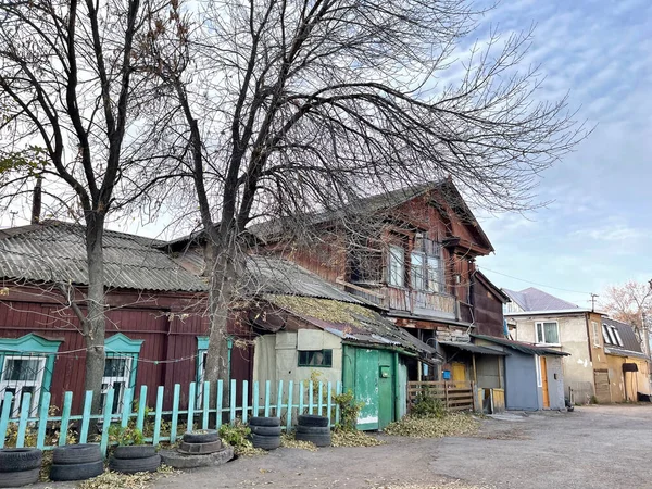 2021年10月17日 俄罗斯巴什科尔托斯坦共和国乌法 十月革命街上破旧的公寓楼 2座在乌法 巴什科尔托斯坦共和国 — 图库照片