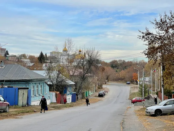 Ufa, Bashkortostan Cumhuriyeti, Rusya, 17 Ekim 2021: Sonbaharda Ufa 'da Posadskaya Caddesi boyunca yürüyen insanlar. Bashkortostan Cumhuriyeti