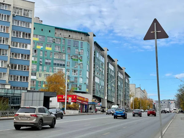 Ufa Republic Bashkortostan ロシア 2021年10月17日 UfaのZaki Validi通りに沿って車が運転します バシコルトスタン共和国 — ストック写真