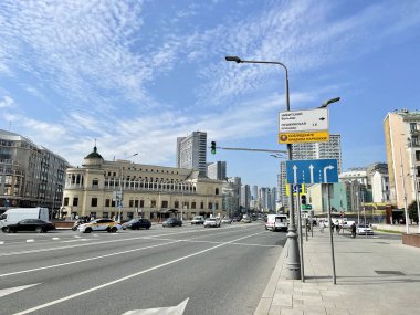 Moskova, Rusya, 20 Ağustos 2021. Güneşli bir yaz gününde Moskova 'daki Arbat Gate Meydanı