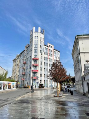 Moskova, Rusya, 20 Ağustos 2021. İnsanlar yazın Moskova 'da Nizhny Kislovsky yolu boyunca yürüyorlar.