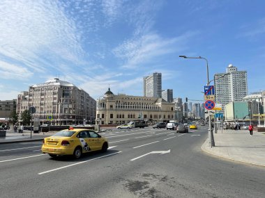 Moskova, Rusya, 20 Ağustos 2021. Yazın Moskova 'daki Arbat Gate Meydanı' nda sarı taksi.