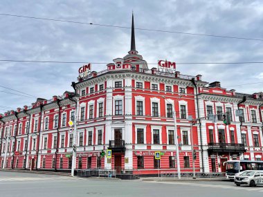 Ufa, Bashkortostan Cumhuriyeti, Rusya, 17 Ekim 2021: GUM CLINIC bir tıp merkezidir. Rusya, Bashkortostan, Ufa, Tsyurupy Caddesi, 12. Eski Ufa İl Meclisi, 19. yüzyıl.