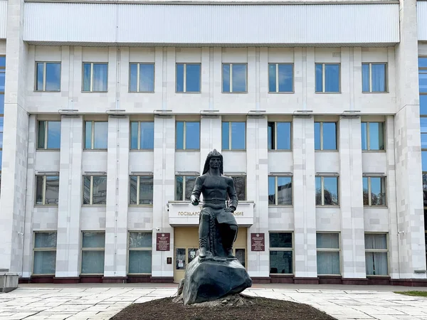 2021年10月17日 俄罗斯巴什科尔托斯坦共和国乌法 巴什科尔托斯坦共和国库尔泰州议会大楼前的萨拉瓦特 尤拉耶夫纪念碑 乌法市Zaki Validi Str — 图库照片