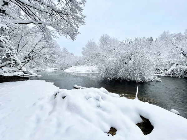 Nehir kışın Ozerna 'dır. Rusya, Moskova bölgesi, Ruzsky bölgesi