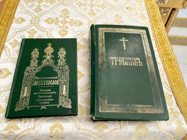 Pokrovskoye, Rusya, Moskova bölgesi, Ruzsky bölgesi, 09 Aralık 2021. Ortodoks dua kitabı ve şefaat kilisesinde kısaltma. Moskova bölgesi. Ruzsky bölgesi. Pokrovskoye Köyü