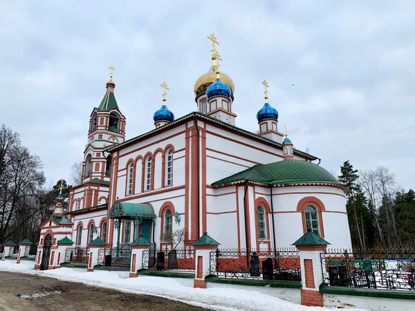 与神之母Akhtyrsk Icon和米拉的圣尼古拉斯交界的最神圣的Theotokos教堂 俄罗斯 Vladimir地区 — 图库照片