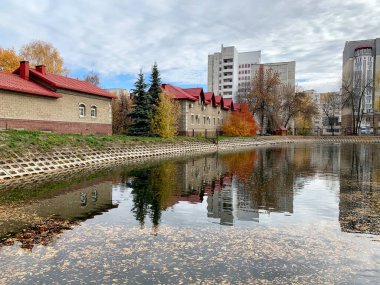 Bahçedeki gölete S.T. adını vermişler. Sonbaharda Aksakov. Ufa, Bashkortostan Cumhuriyeti