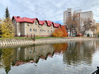 Bahçedeki gölete S.T. adını vermişler. Sonbaharda Aksakov. Ufa, Bashkortostan Cumhuriyeti