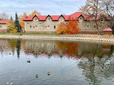 Bahçedeki gölete S.T. adını vermişler. Sonbaharda Aksakov. Ufa, Bashkortostan Cumhuriyeti