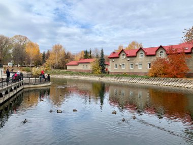 Bahçedeki gölete S.T. adını vermişler. Sonbaharda Aksakov. Ufa, Bashkortostan Cumhuriyeti