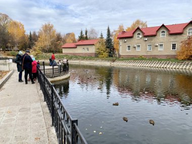 Ufa, Bashkortostan Cumhuriyeti, Rusya, 17 Ekim 2021: İnsanlar S.T. adını verdikleri bahçede göletin yanında yürüyorlar Sonbaharda Aksakov. Ufa, Bashkortostan Cumhuriyeti