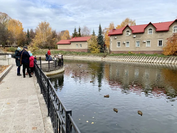 Ufa, Bashkortostan Cumhuriyeti, Rusya, 17 Ekim 2021: İnsanlar S.T. adını verdikleri bahçede göletin yanında yürüyorlar Sonbaharda Aksakov. Ufa, Bashkortostan Cumhuriyeti