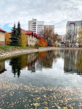 Bahçedeki gölete S.T. adını vermişler. Sonbaharda Aksakov. Ufa, Bashkortostan Cumhuriyeti