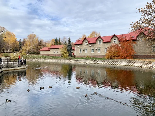 Ufa, Bashkortostan Cumhuriyeti, Rusya, 17 Ekim 2021: İnsanlar S.T. adını verdikleri bahçede göletin yanında yürüyorlar Sonbaharda Aksakov. Ufa, Bashkortostan Cumhuriyeti